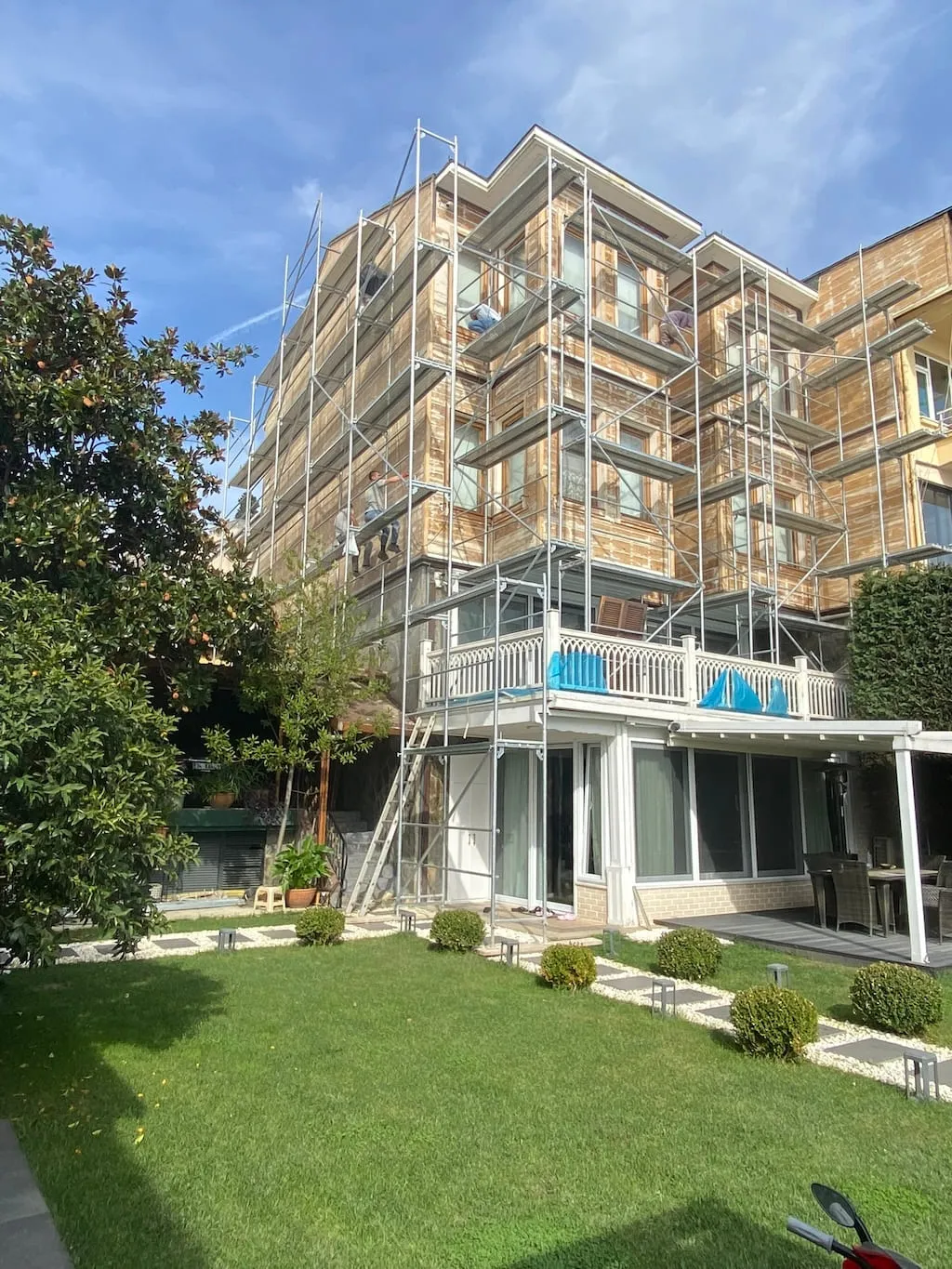 Sarıyer’de iskele kurulmuş ahşap kaplamalı villada dış cephe onarımı