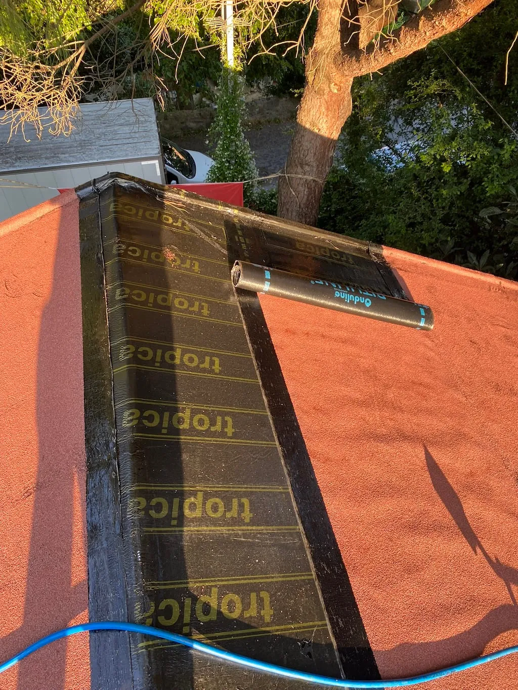 Teras çatıda arduvazlı bitümlü membran ile su yalıtımı ve parapet dönüş detayı