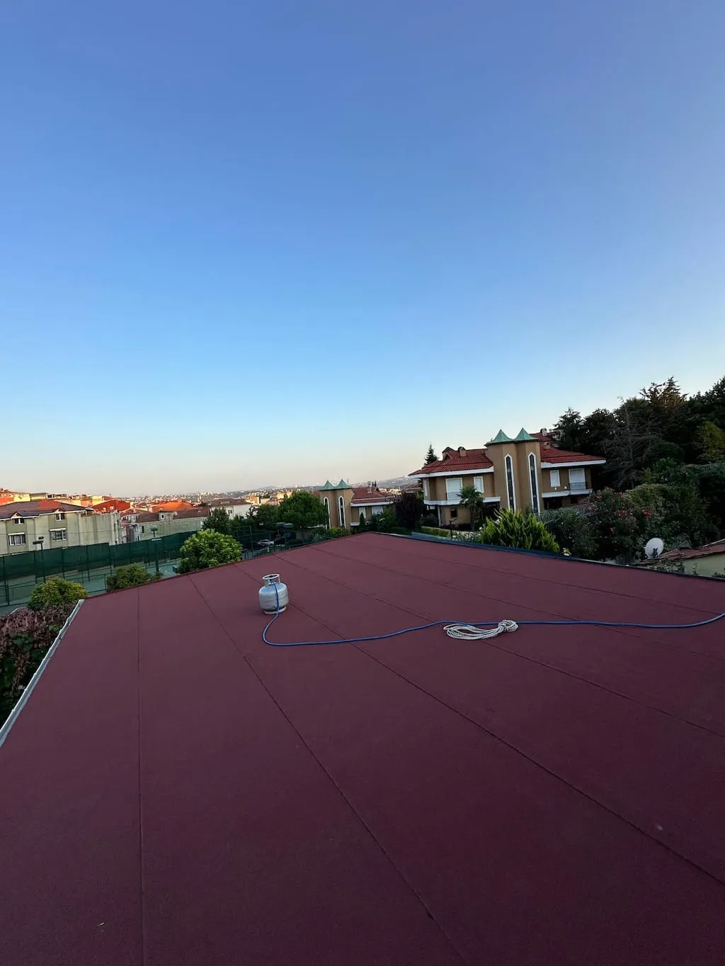 Su yalıtımı tamamlanmış, bordo arduvazlı membranla kaplanmış teras çatı