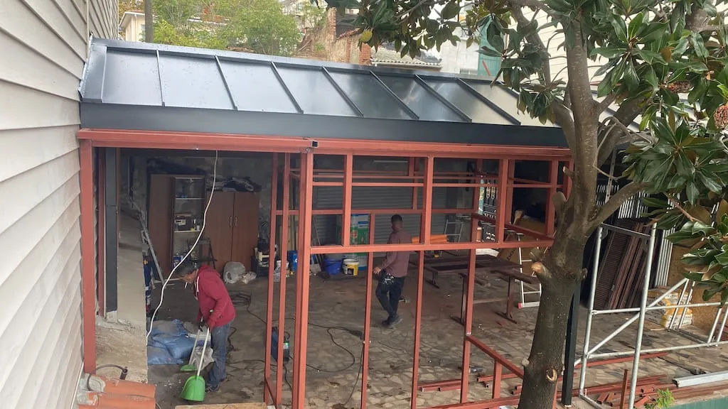 Çelik karkas üzerine kenetli metal çatı kaplanan ek yapı, çelik çatı imalatı