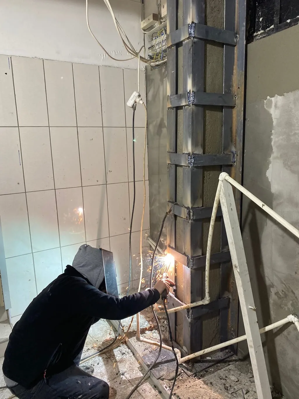 Betonarme kolonun köşesine kaynaklanan köşebent ve yatay lama detayı, güçlendirme uygulaması