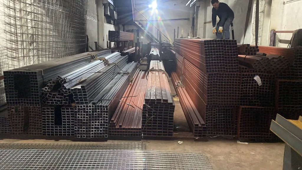 Atölyede istiflenmiş kutu profil, galvaniz çelik ve hasır çelik stoğu