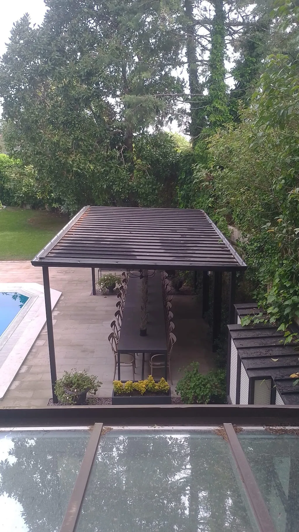 Havuz başına yapılan antrasit çelik konstrüksiyon pergola ve metal gölgelik çatısı