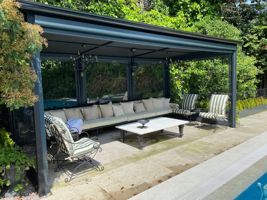 Havuz kenarında çelik konstrüksiyon pergola ve cam panelli veranda uygulaması