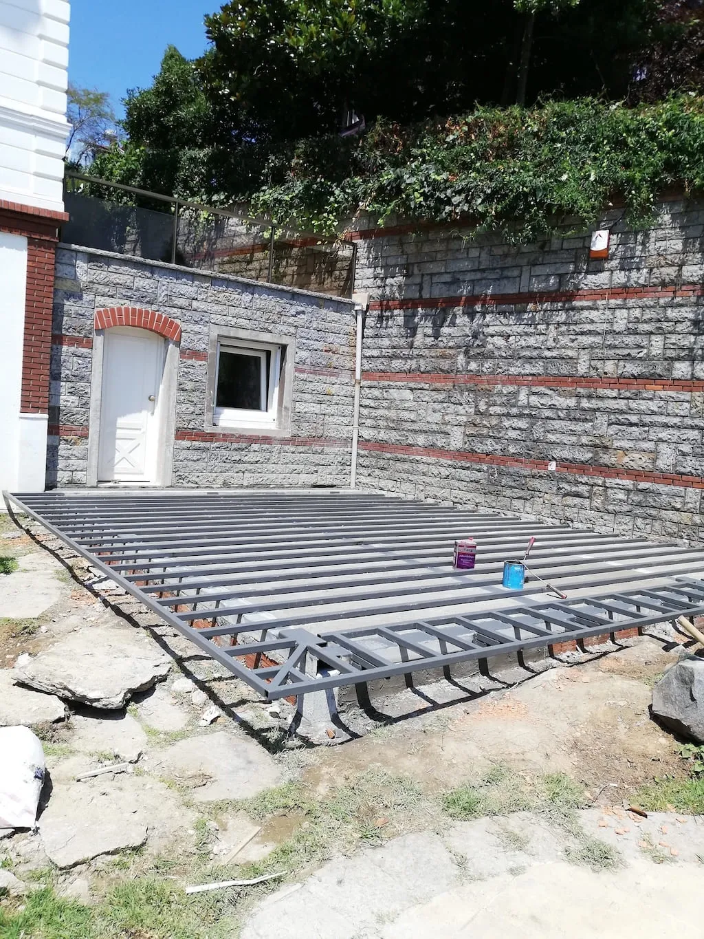 Teras platformu için kurulan çelik konstrüksiyon iskeleti