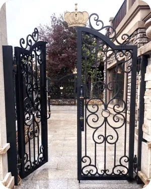 Ferforje işçilikli siyah demir bahçe kapısı ve taş kaplamalı villa girişi